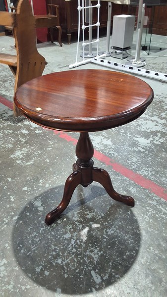 Lot 19 - WINE TABLE