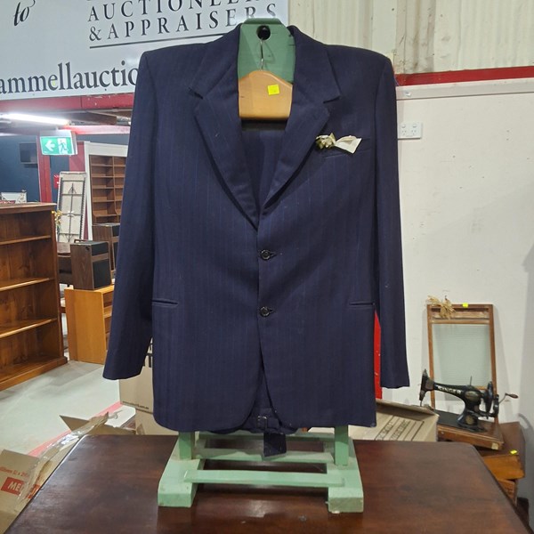 Lot 13 - VALET AND SUIT