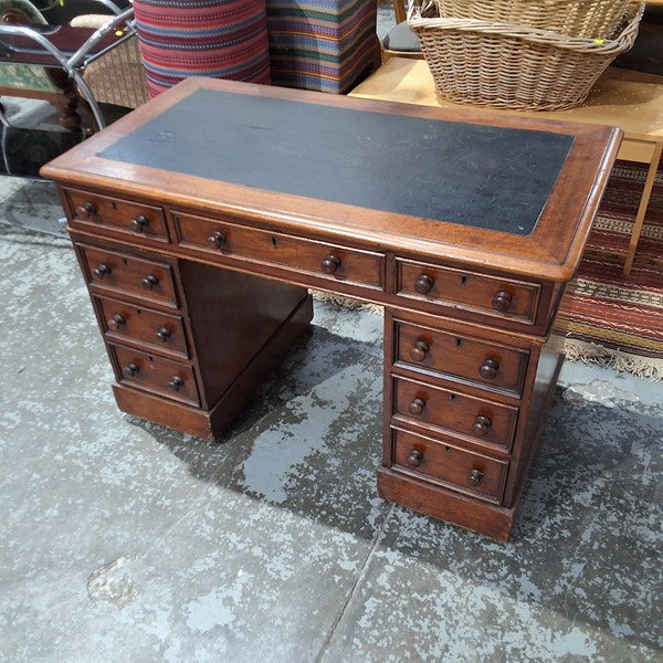 Lot 45 - PEDESTAL DESK