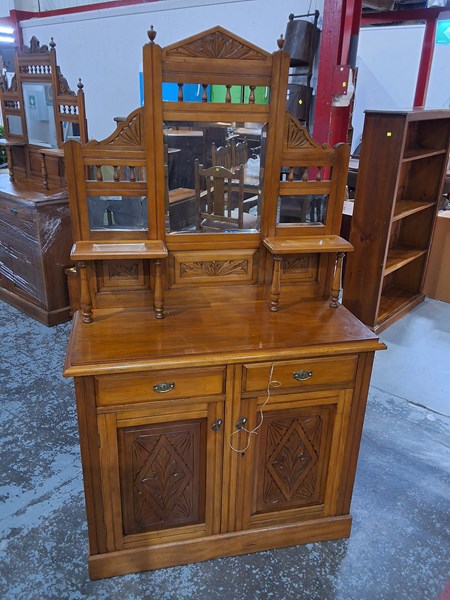 Lot 137 - SIDEBOARD