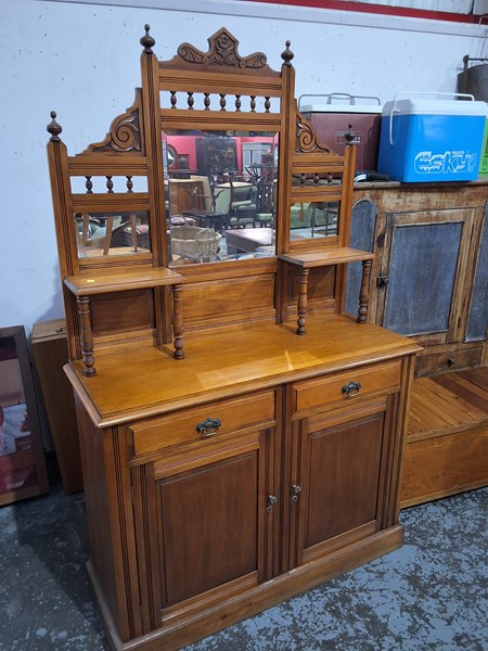 Lot 33 - SIDEBOARD