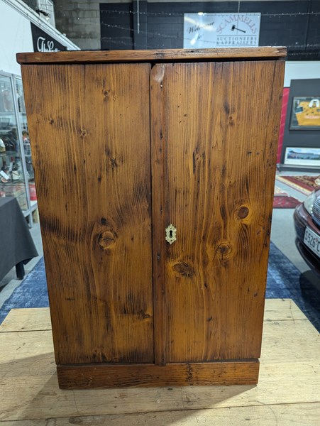 Lot 118 - HANGING CABINET