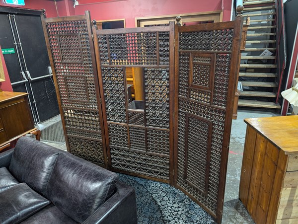 Lot 120 - DIVIDING SCREEN