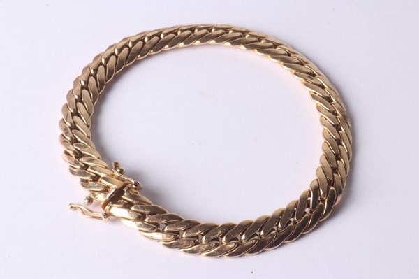 Lot 1001 - GOLD BRACELET