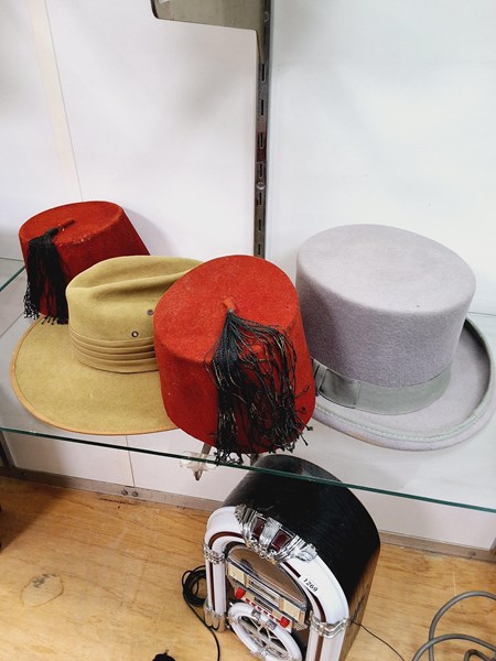 Lot 1296 - HATS