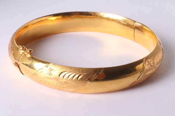 Lot 1007 - GOLD BANGLE