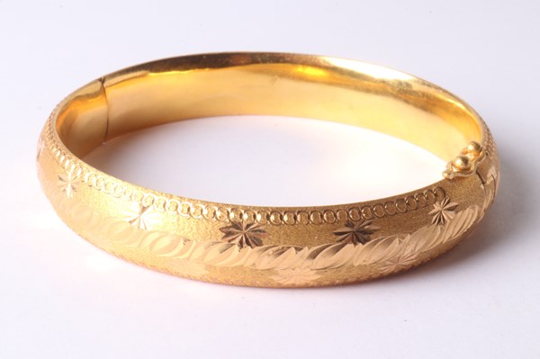 Lot 1011 - GOLD BANGLE