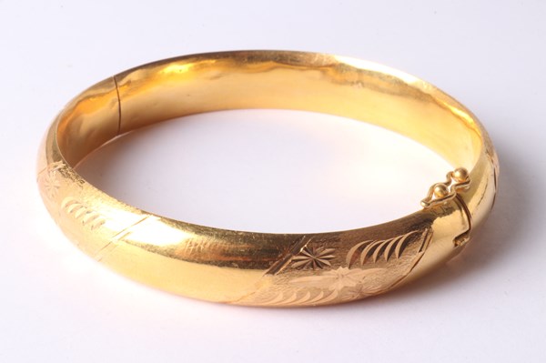 Lot 1009 - GOLD BANGLE