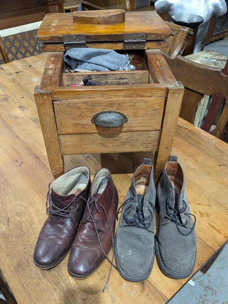 Lot 164 - SHOESHINE BOX