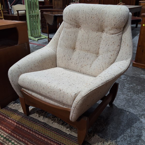 Lot 207 - ARM CHAIR