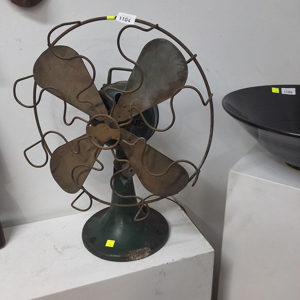 Lot 1104 - TABLE FAN