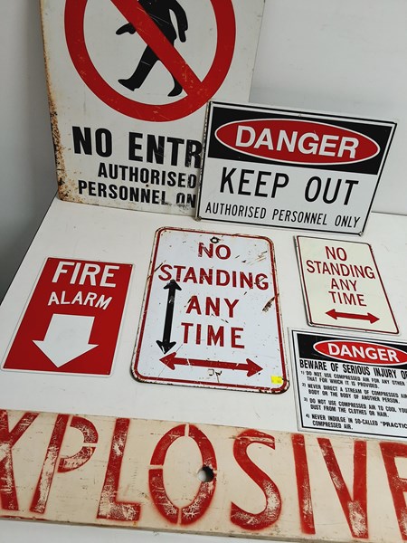 Lot 1048 - SIGNS