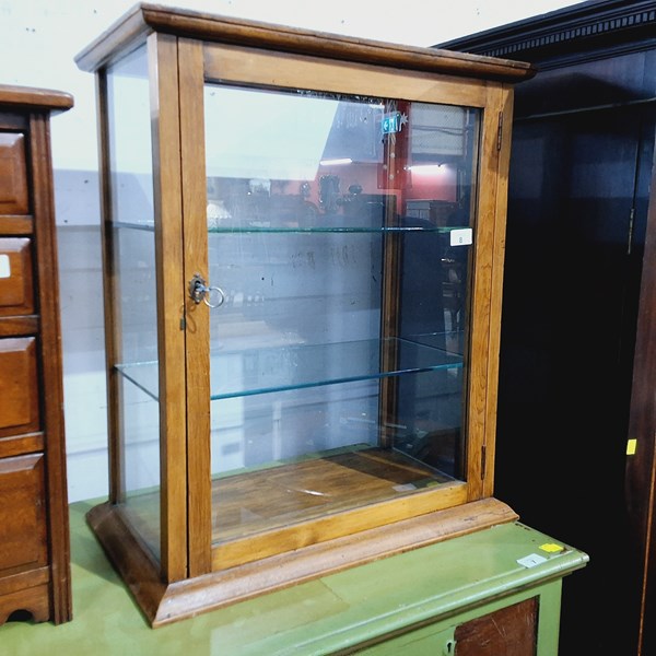 Lot 8 - DISPLAY CABINET