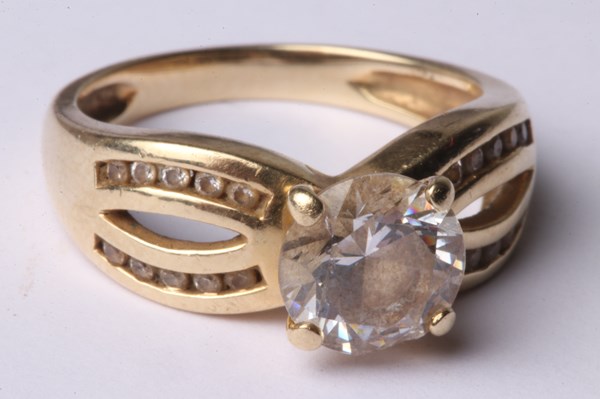 Lot 1005 - GOLD RING