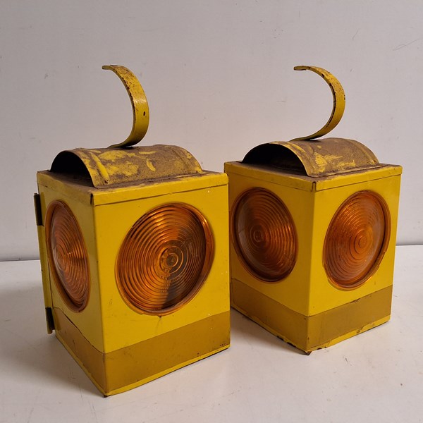 Lot 1233 - SIGNAL LAMPS