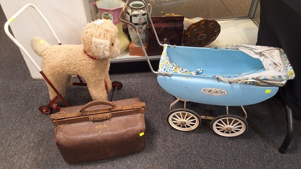 Lot 1195 - VINTAGE TOYS AND BAG