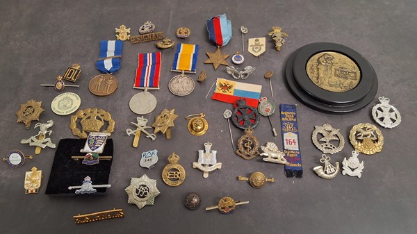 Lot 1032 - MILITARY BADGES