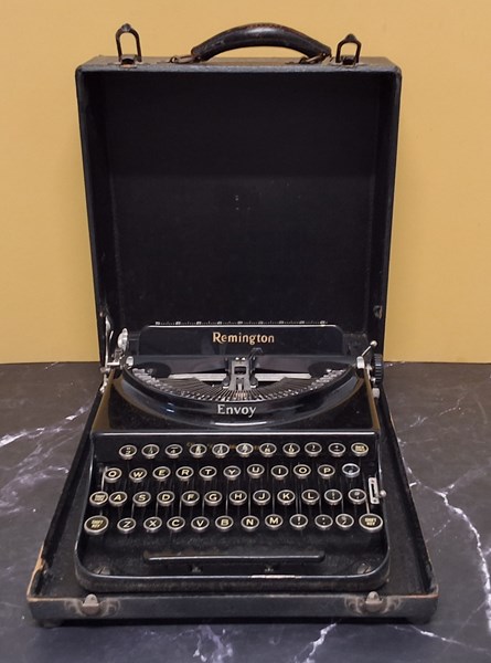 Lot 1199 - VINTAGE TYPEWRITER