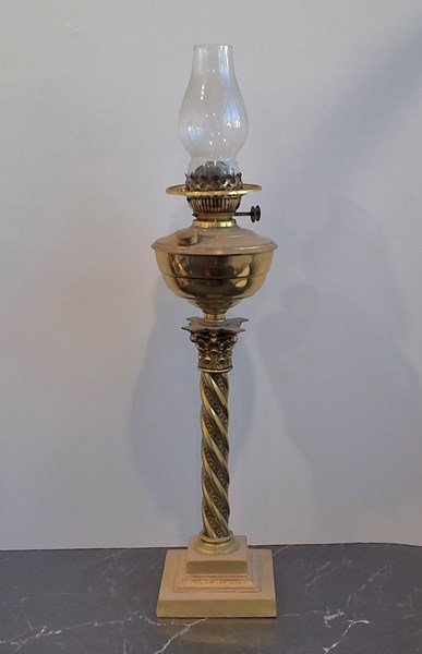 Lot 1372 - KEROSENE LAMP