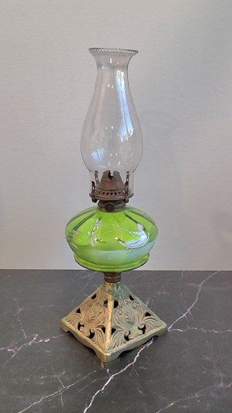 Lot 1273 - KEROSENE LAMP