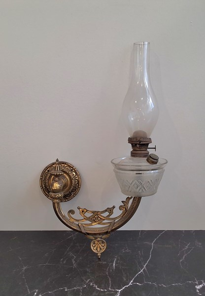 Lot 1305 - KEROSENE LAMP