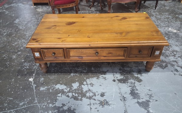 Lot 114 - COFFEE TABLE