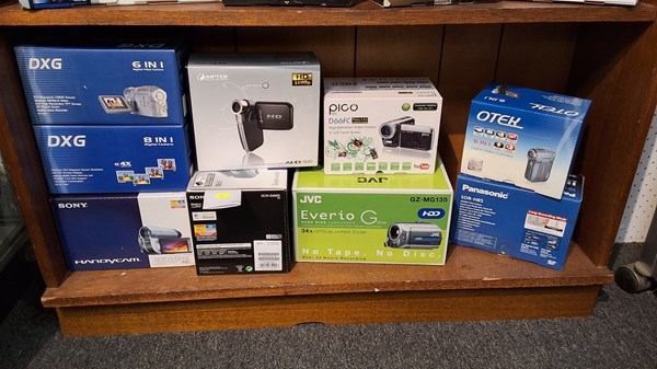 Lot 1281 - VIDEO CAMERAS