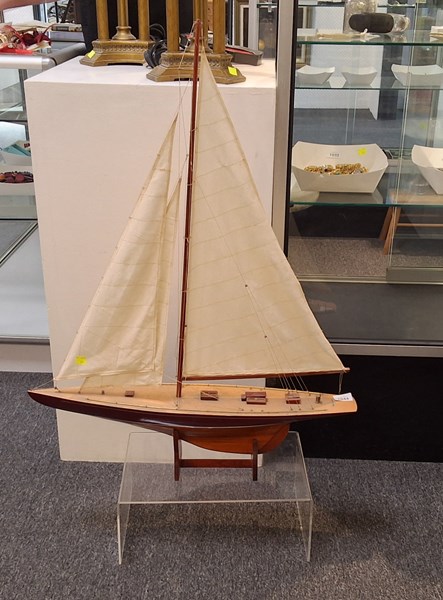 Lot 1044 - POND YACHT