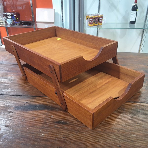 Lot 270 - DESK STAND