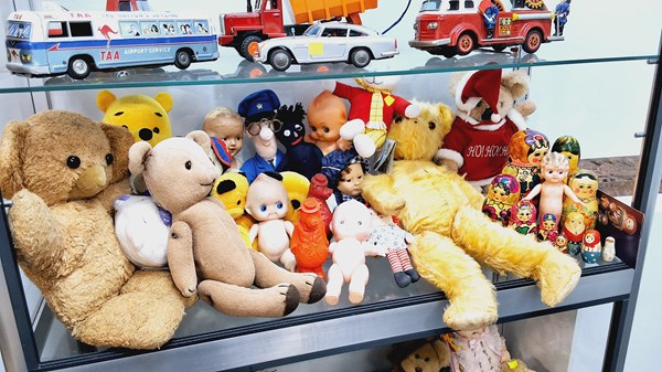 Lot 1104 - DOLLS & TEDDIES