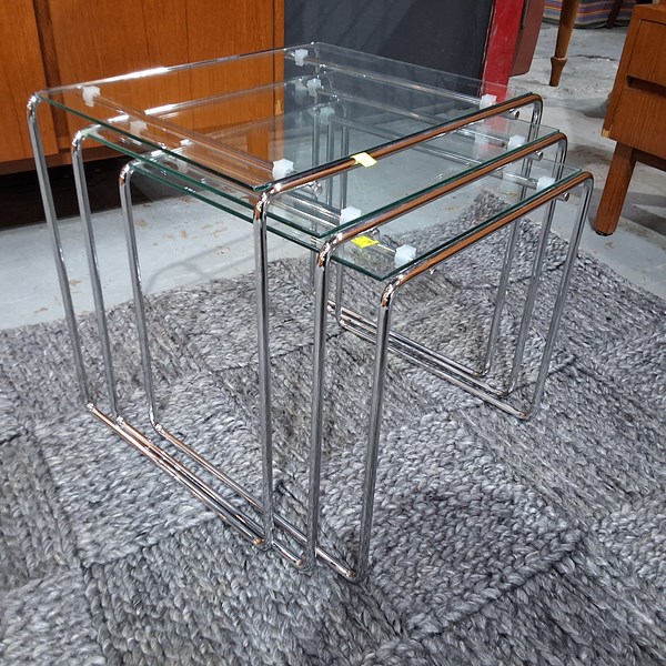 Lot 277 - NEST OF TABLES