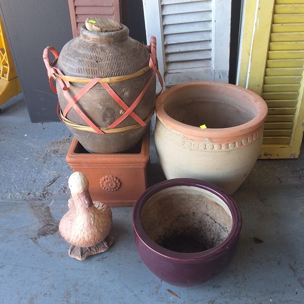 Lot 330 - GARDEN DECOR