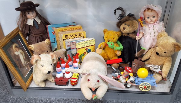Lot 1105 - VINTAGE TOYS