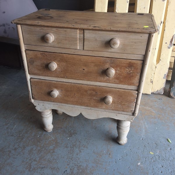 Lot 157 - CHEST OF DRAWERS