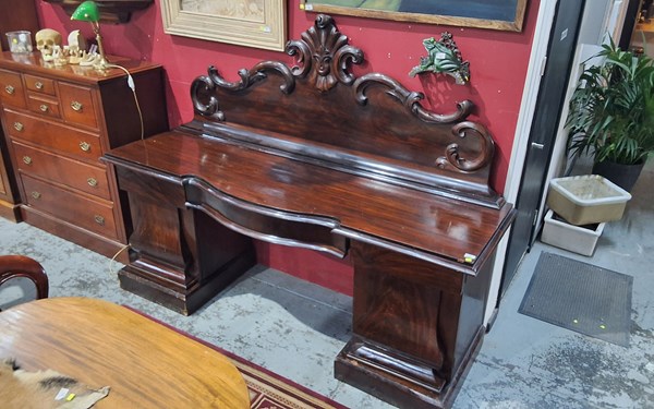 Lot 8 - SIDEBOARD