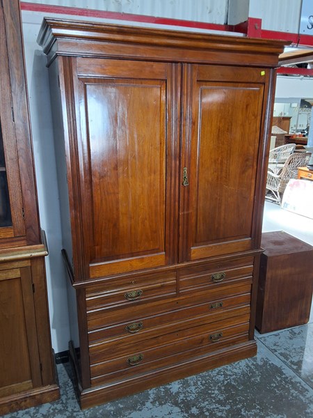 Lot 3 - LINEN PRESS