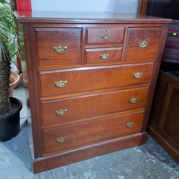 Lot 26 - CHEST OF DRAWERS