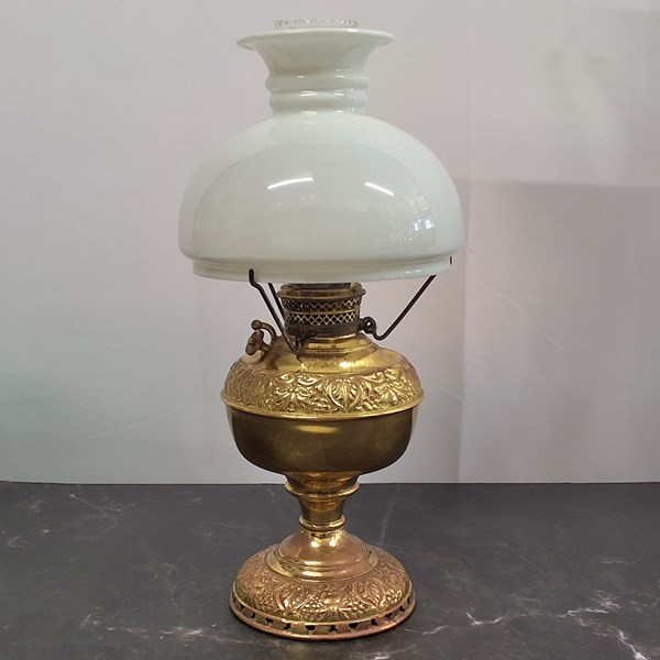 Lot 1304 - KEROSENE LAMP