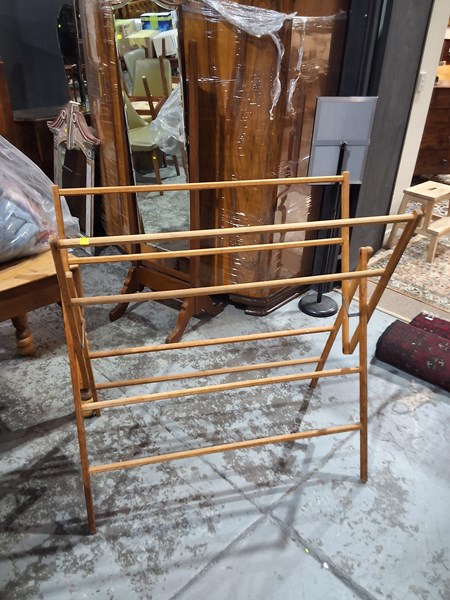 Lot 219 - CLOTHES AIRER