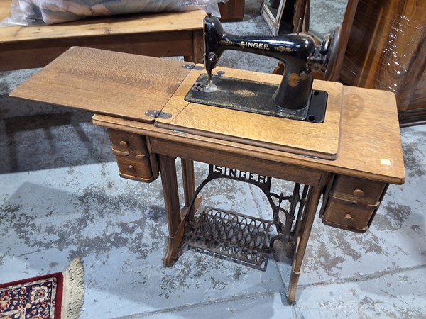 Lot 99 - SEWING MACHINE