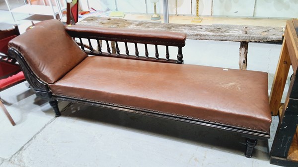 Lot 238 - CHAISE LOUNGE