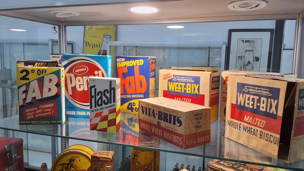 Lot 1055 - SHOP PACKAGING