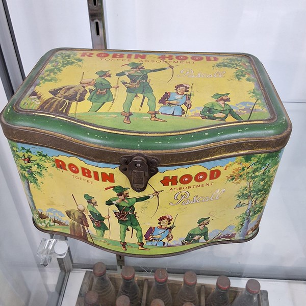 Lot 1087 - TOFFEE TIN