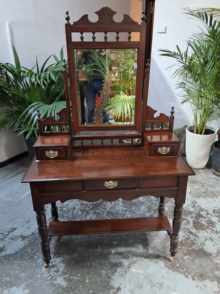 Lot 289 - DRESSING TABLE