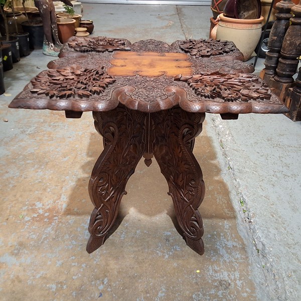 Lot 28 - COFFEE TABLE