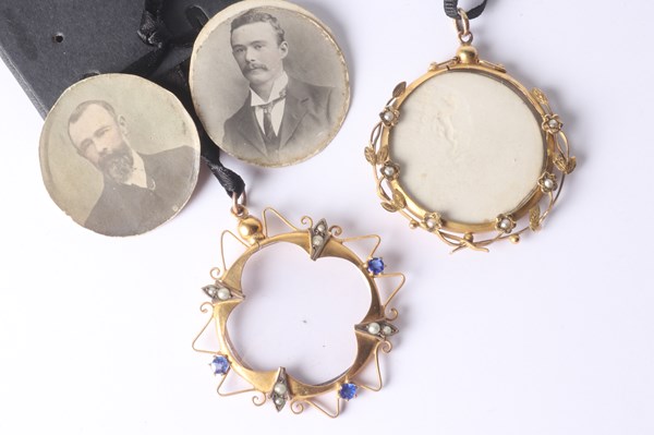 Lot 1005 - VICTORIAN PHOTO FRAME PENDANTS
