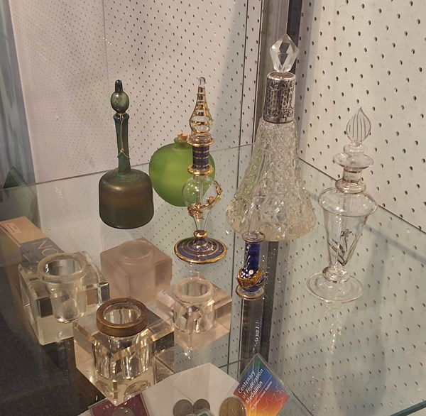 Lot 1026 - PERFUME BOTTLES