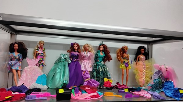 Lot 1102 - BARBIE DOLLS