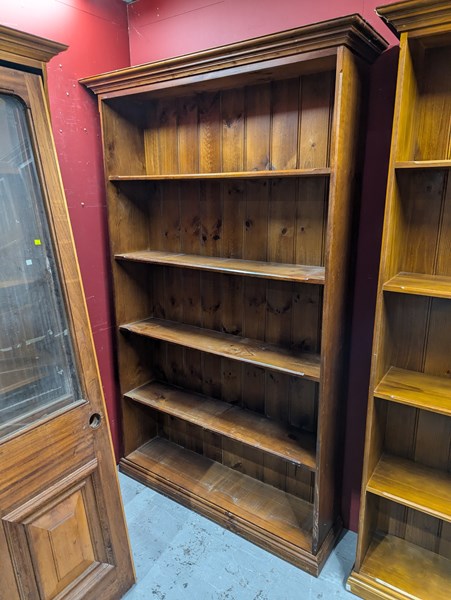 Lot 63 - BOOKSHELF