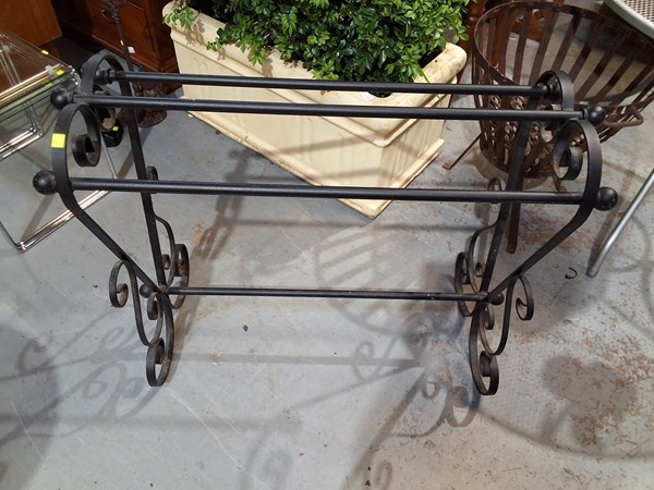 Lot 315 - TOWEL RACK